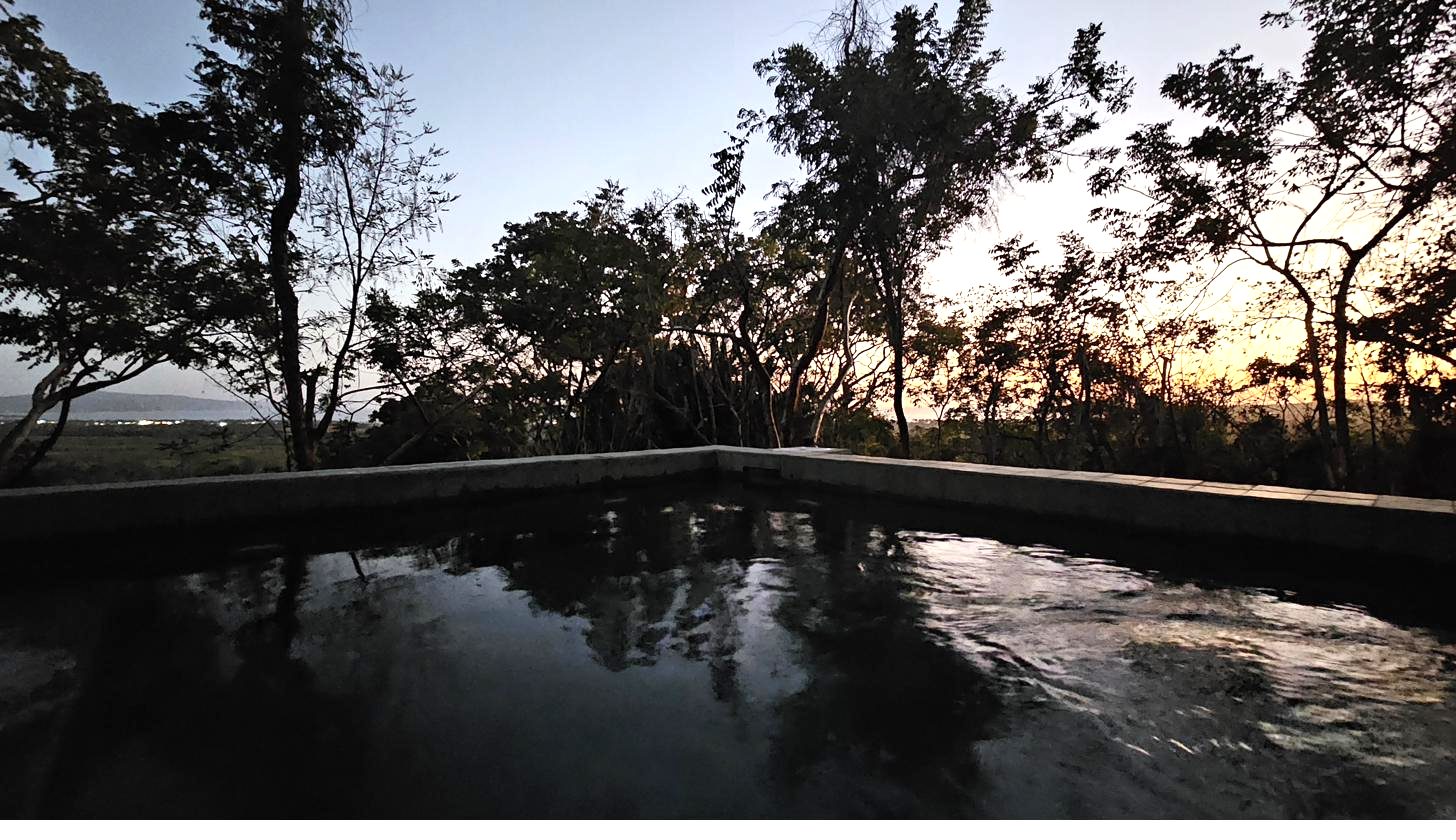 El jacuzzi al anochecer con las luces de San Blas al fondo