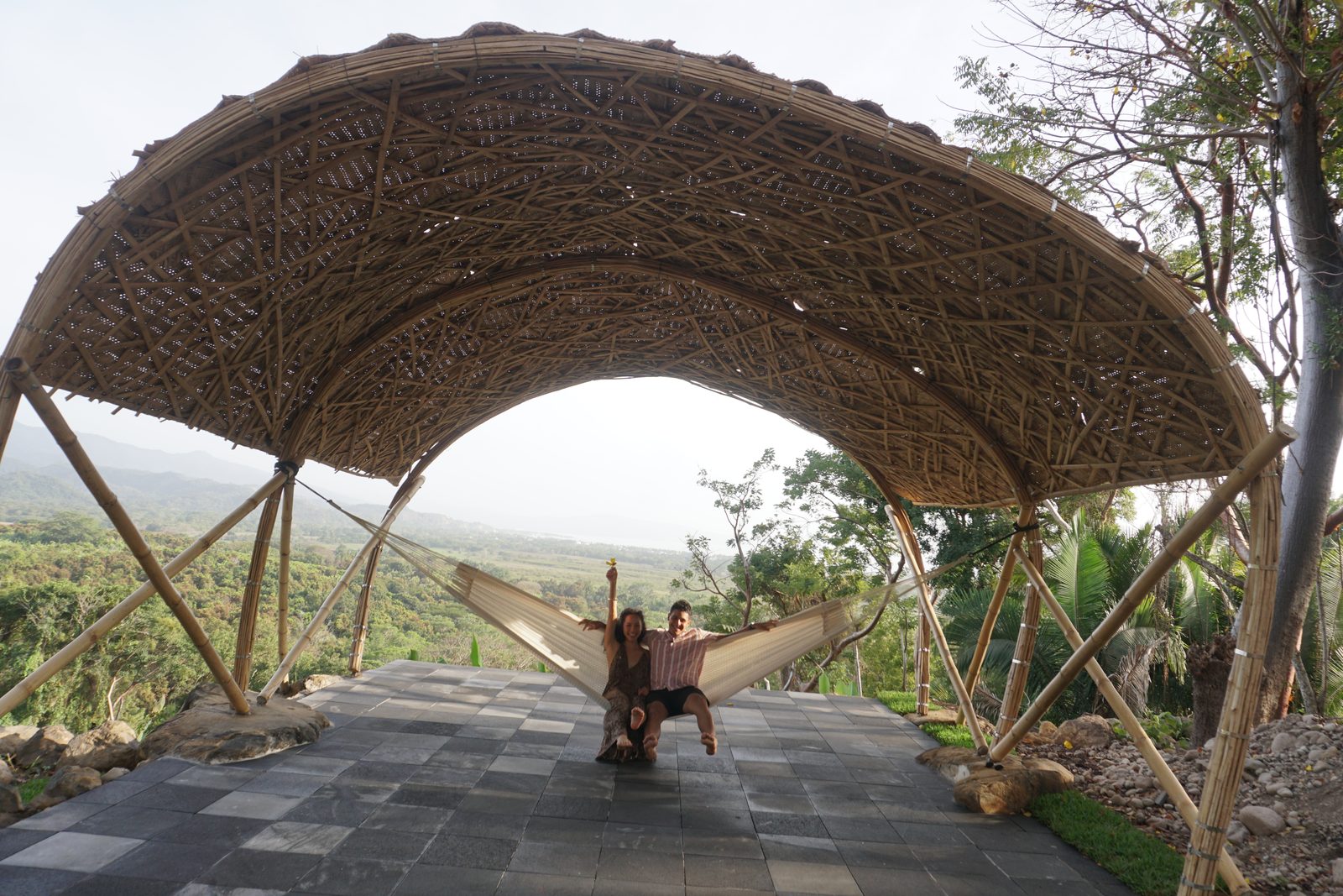 Hamaca bajo el arco de bambú