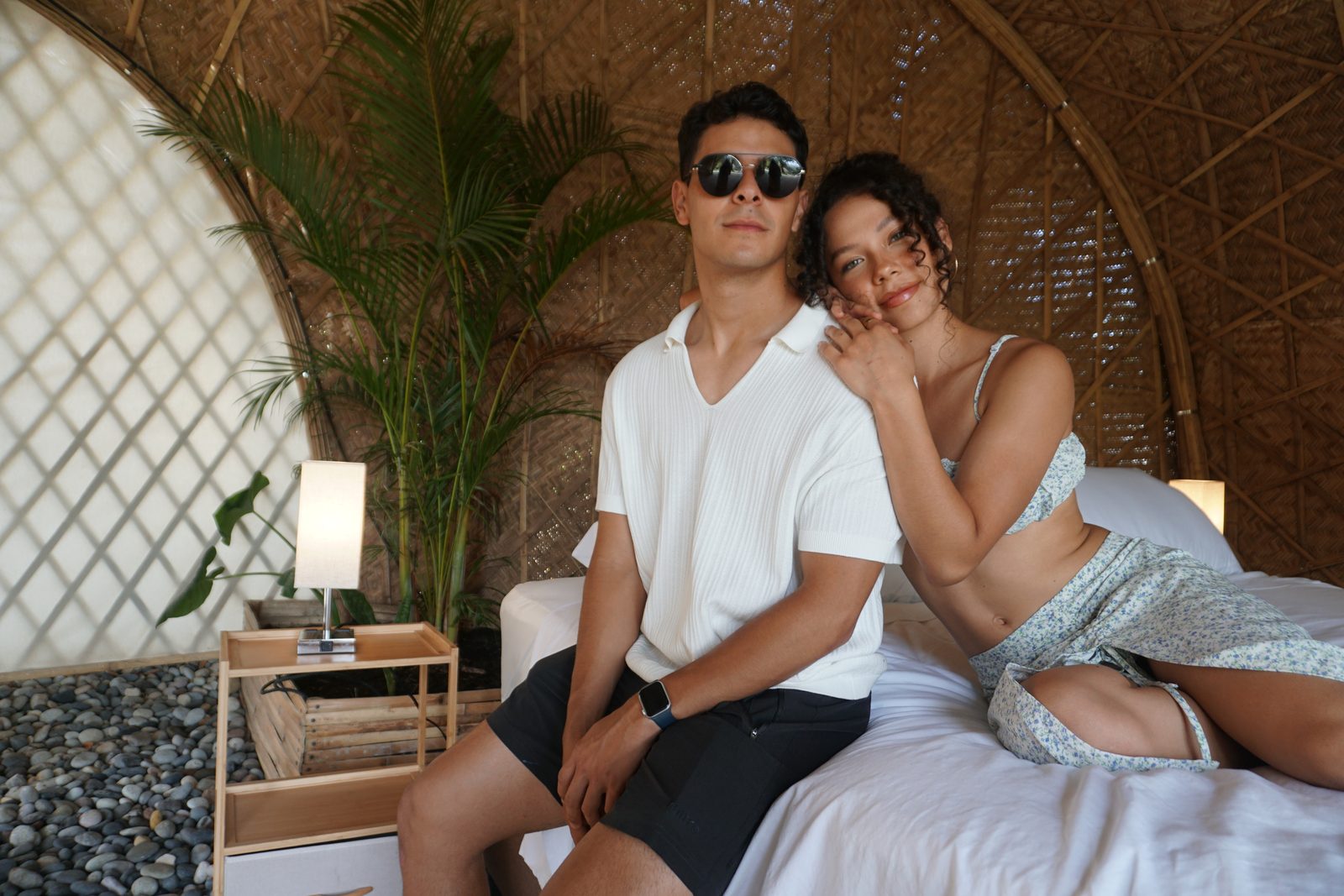 Pareja en la cama del domo de bambú