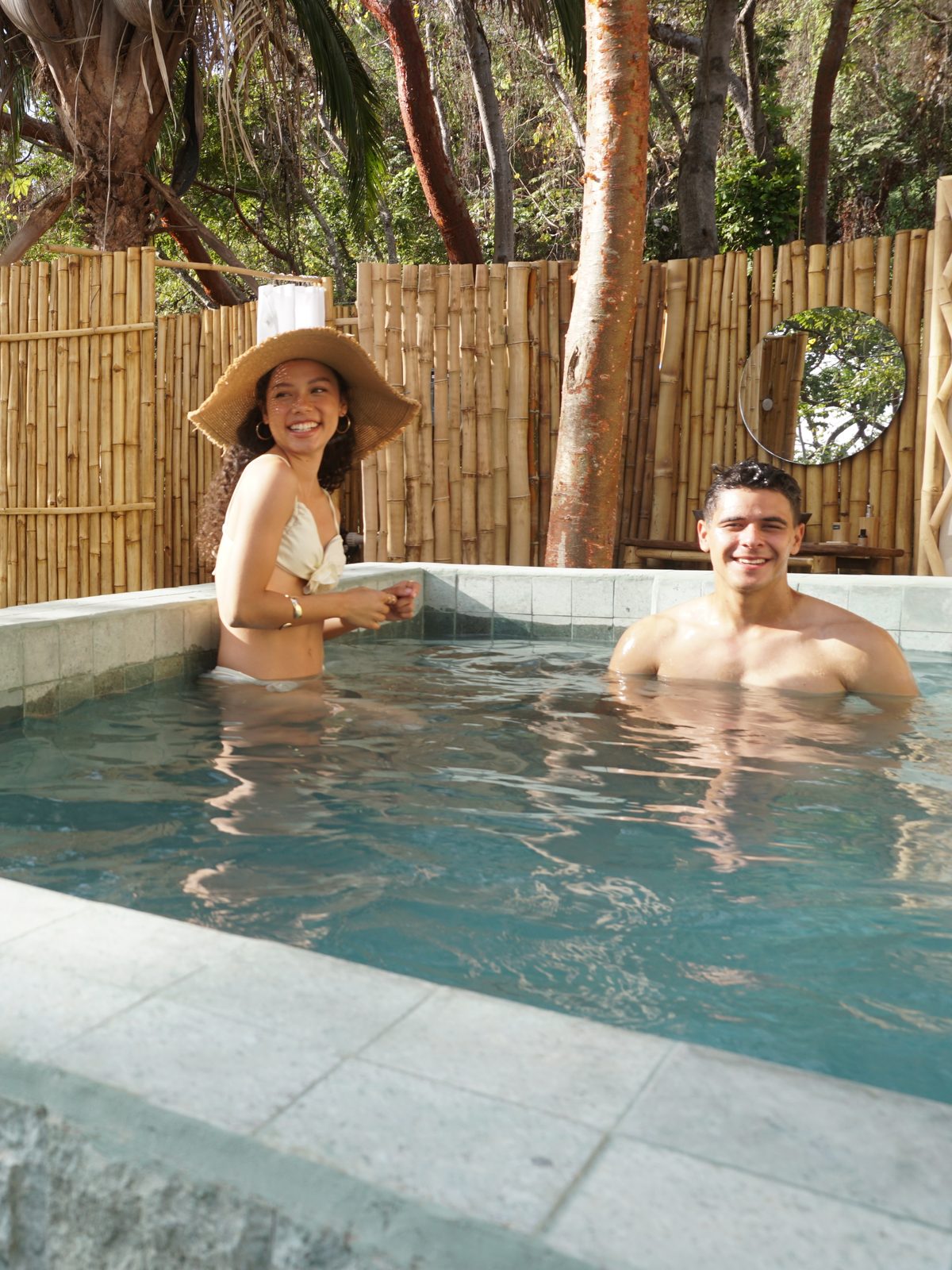 Pareja en el jacuzzi privado de Villa La Palma